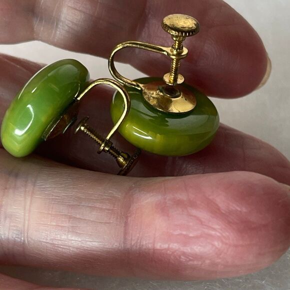 Vintage green swirled glass button earrings screwback clasp. - Picture 3 of 7
